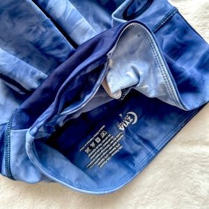 Zyia 20” light n tight pocket capris (20”) in blue tye dye. Size 4